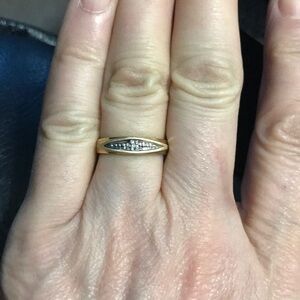 Elegant Gold and Diamond Women's Ring